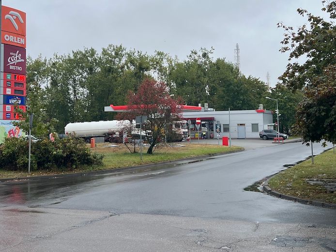 Stacja paliw przy ul, Chemików w Płocku. W tle rafineria Orlenu