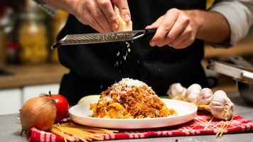 Jedna łyżka wystarczy, aby gotowce poszły w odstawkę. Zrób spaghetti bolognese jak we Włoszech