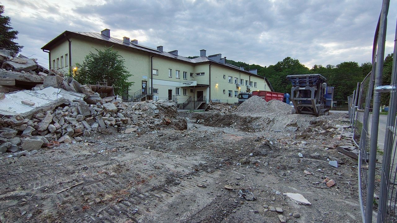Miejsce przy domu kultury w Szymbarku będzie czekało na zagospodarowanie. Po restauracji zostały tylko wspomnienia