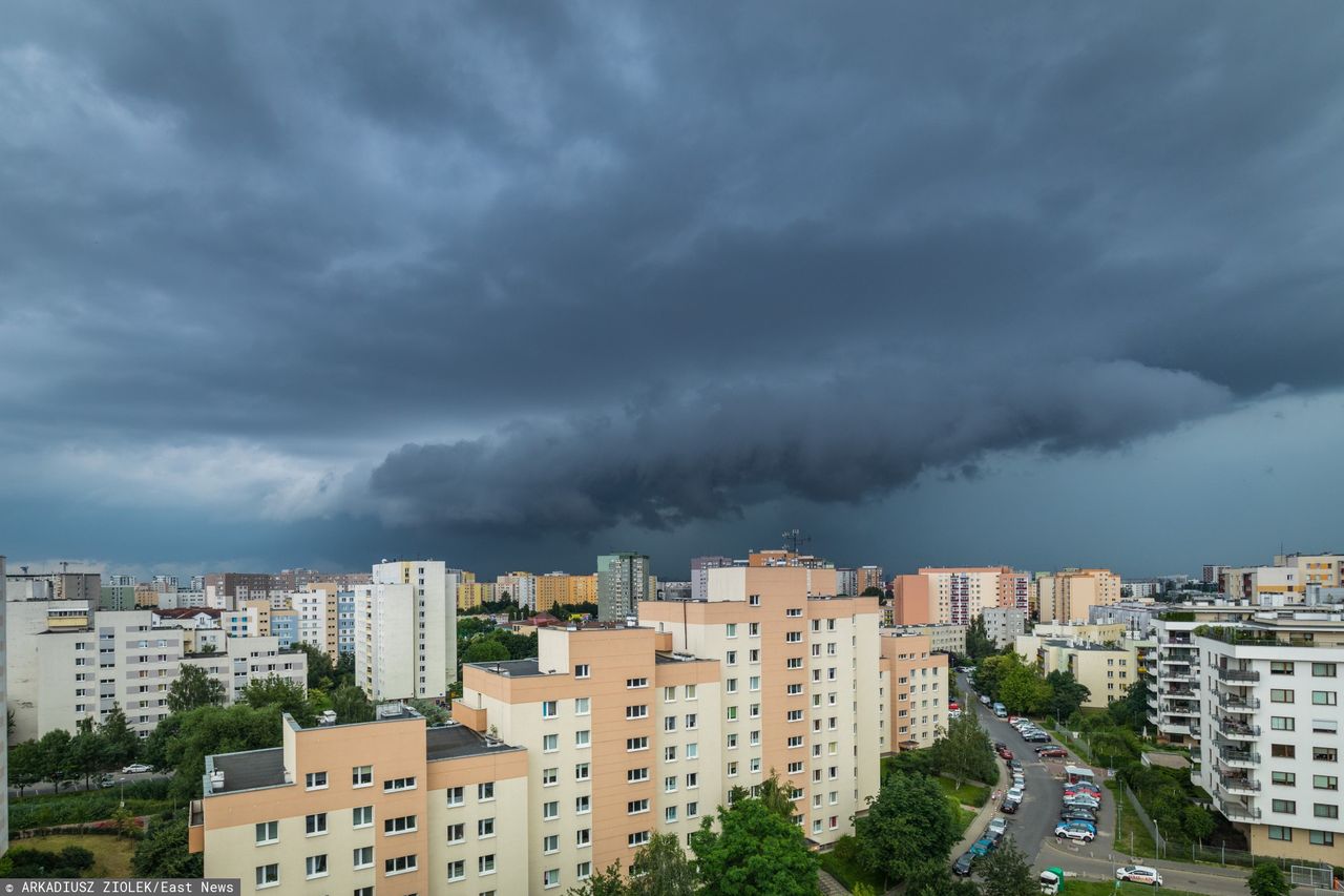 Burza. Silna burza na północ od Warszawy. W stolicy mocno wieje