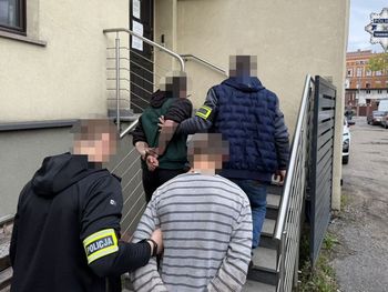 Tarnowskie Góry: Z narkotykami na osiedlowej ławce. Wpadli przez monitoring