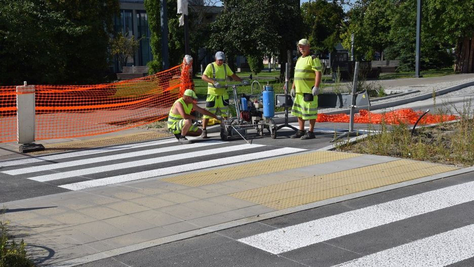 Plac Wolności w Zduńskiej Woli ma już namalowane pasy dla pieszych