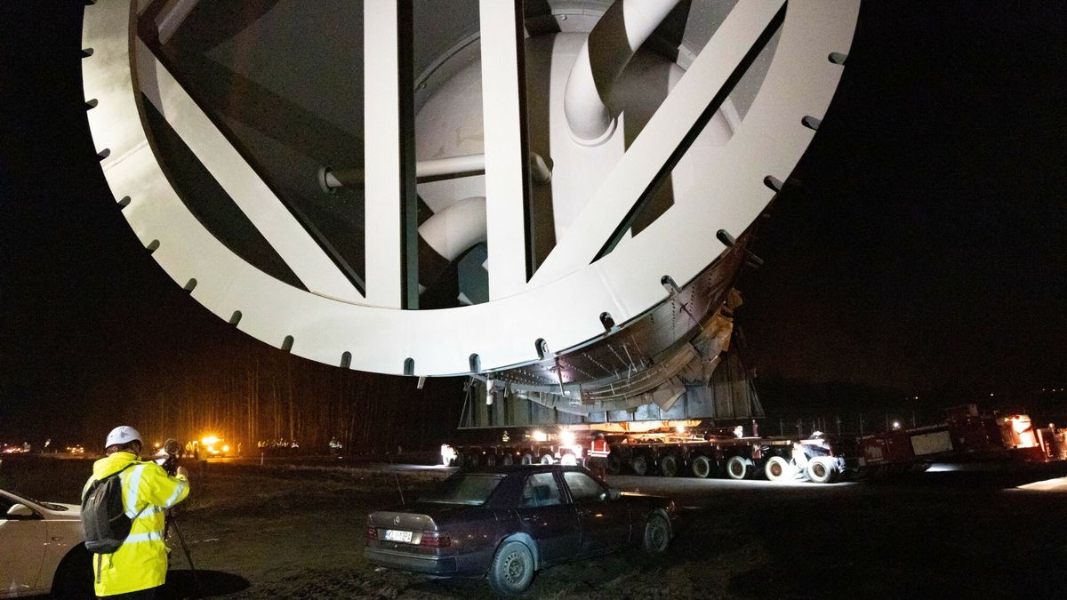 Gigantyczny splitter transportowany na budowe fabryki polimerow w Policach