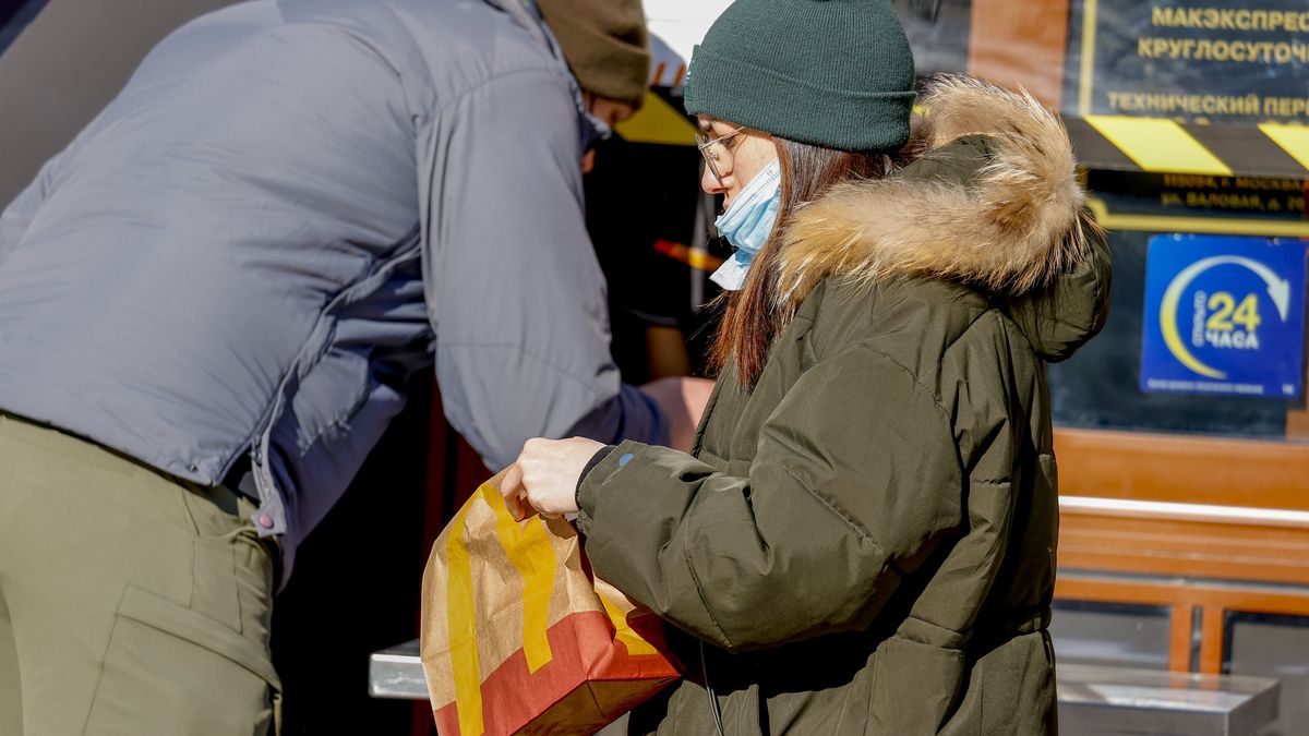 Jeden z ostatnich posiłków w McDonald's. Zdjęcie wykonano 9 marca w Moskwie. Od 14 marca wszystkie lokale tej sieci w Rosji są zamknięte 