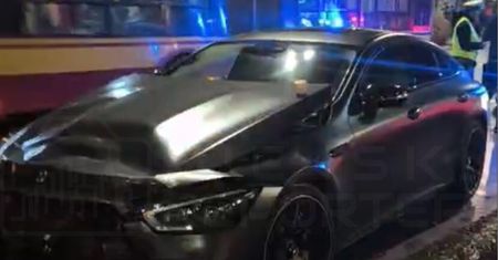 Warszawa: Luksusowym mercedesem wjechał w auto przewozu osób