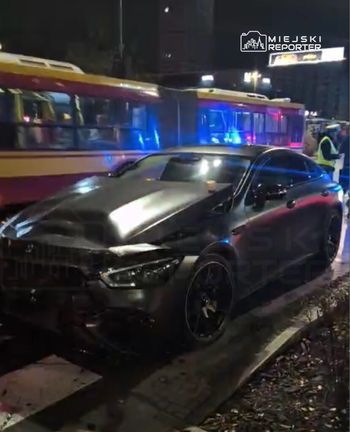 Warszawa: Luksusowym mercedesem wjechał w auto przewozu osób