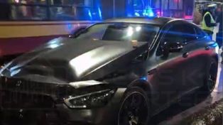 Warszawa: Luksusowym mercedesem wjechał w auto przewozu osób