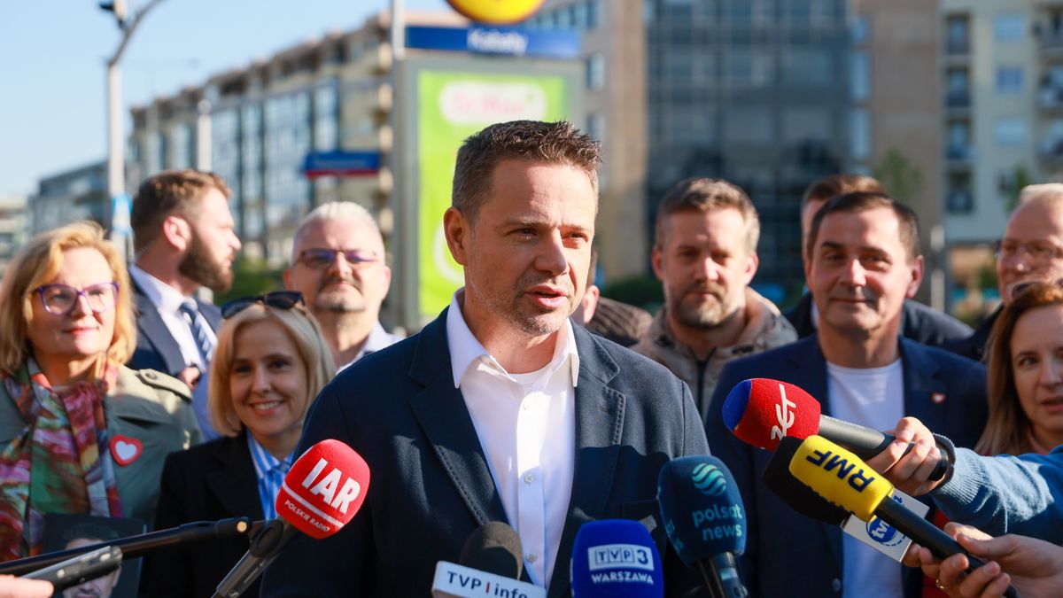 Warszawa, 26.05.2025. Wybory prezydenta RP - kampania przed II turą. Kandydat KO w drugiej turze wyborów prezydenta RP, prezydent Warszawy Rafał Trzaskowski przemawia na spotkaniu z mieszkańcami stolicy przy stacji Metra Kabaty, 26 bm. (aldg) PAP/Leszek Szymański