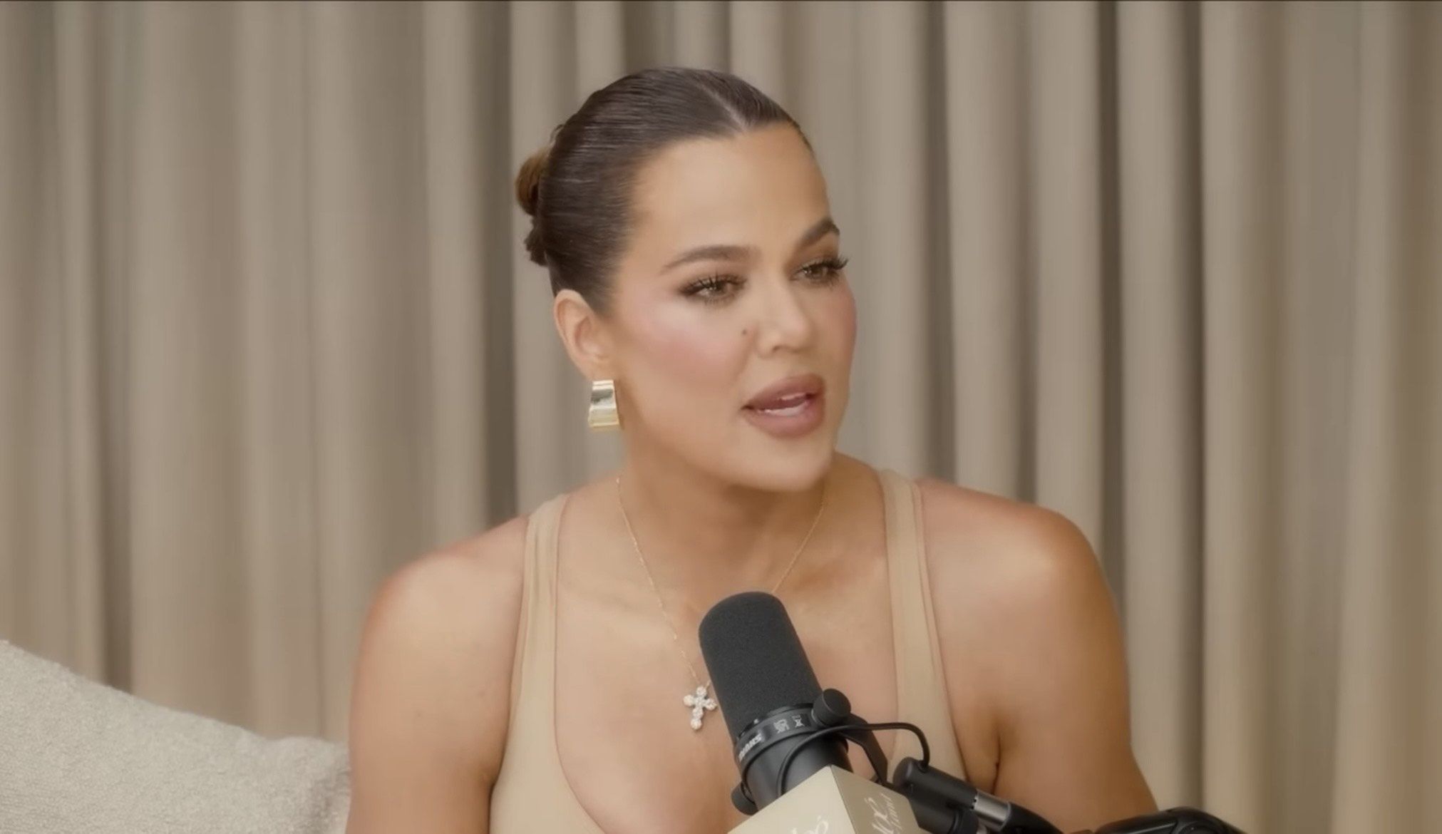 Khloe Kardashian podczas rozmowy 