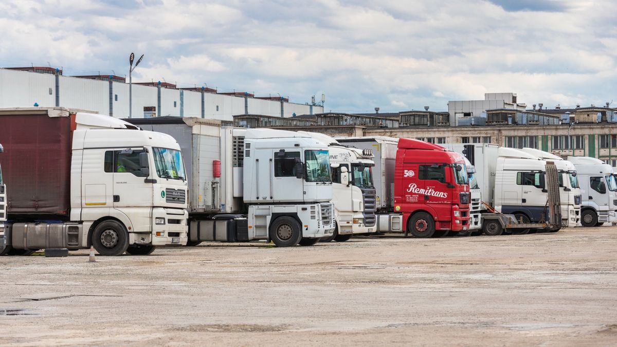 Stock Arkadiusz Zi�?ek
fot: Arkadiusz Ziolek/ East News. 14.06.2020.    n/z Widok na zaparkowane tiry.
ARKADIUSZ ZIOLEK