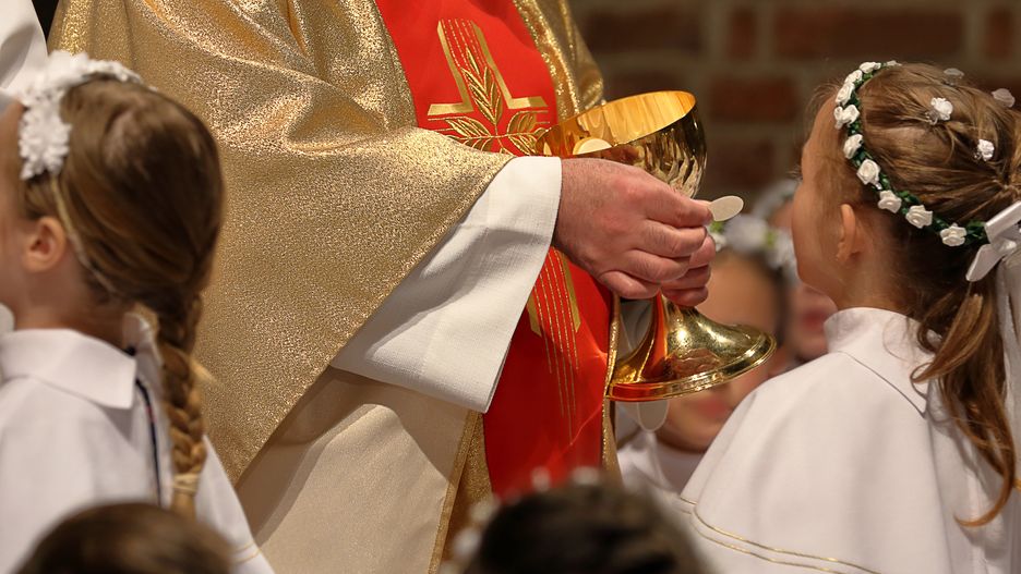 Uroczystości pierwszej komunii świętej tradycyjnie odbywają się w maju