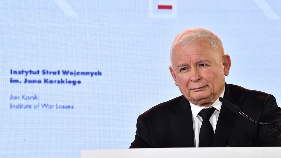 Warszawa, 01.09.2022. Prezes Prawa i Sprawiedliwości Jarosław Kaczyński podczas prezentacji raportu o stratach poniesionych przez Polskę w wyniku agresji i okupacji niemieckiej w czasie II wojny światowej, 1 bm. na Zamku Królewskim w Warszawie. (amb) PAP/Radek Pietruszka