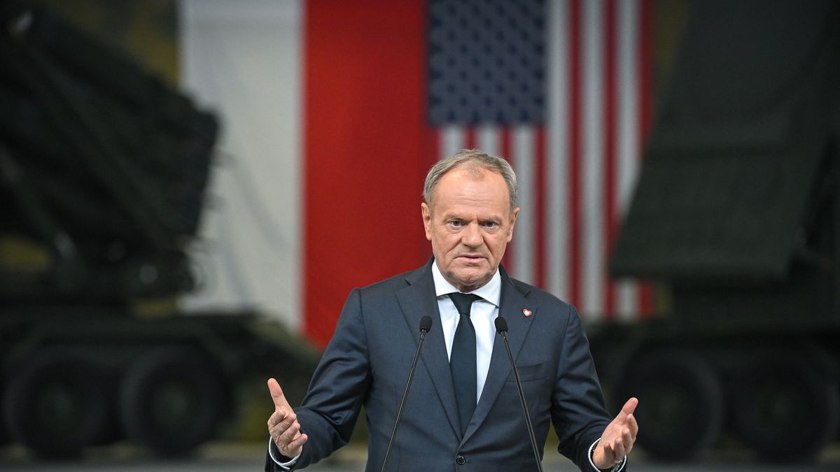 Sochaczew, 31.03.2025. Premier Donald Tusk przemawia na podpisaniu umowy międzyrządowej na dostawę elementów logistycznych i szkoleniowych dla II fazy programu Wisła, 31 bm. w Sochaczewie. (aldg) PAP/Marcin Obara