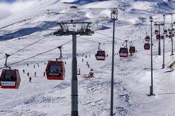 Gondola spadła ze stoku w Engelbergu. Silny wiatr i dramat na oczach narciarzy