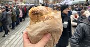 W tym mieście tłumy szturmują stoiska z rogalami. Nie odstrasza ich nawet cena