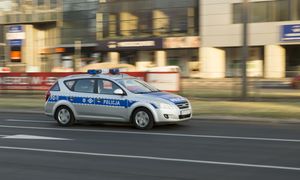 Łomża: dwulatka uciekła do sąsiadów. Policja przerwała libację w mieszkaniu