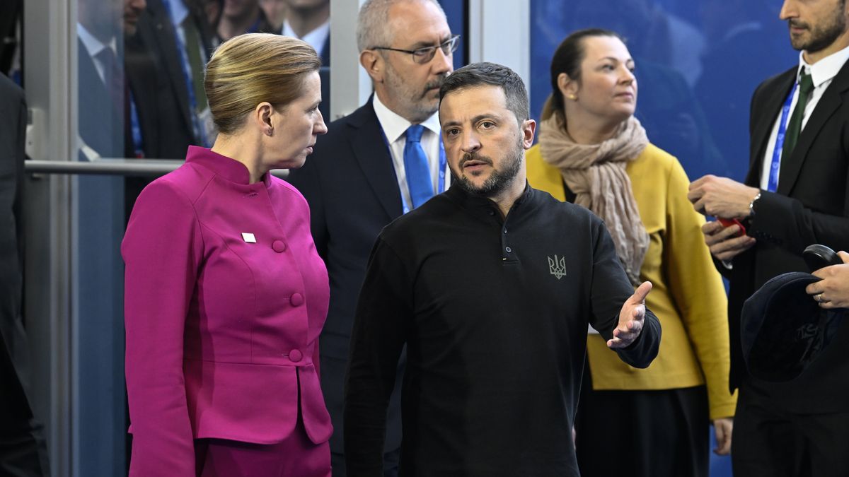 epa11707487 Danish Prime Minister Mette Frederiksen (L) and Ukrainian President Volodymyr Zelensky arrive for a group photo during the 5th summit of the European Political Community (EPC) in Puskas Arena in Budapest, Hungary, 07 November 2024.  EPA/TAMAS KOVACS HUNGARY OUT 
Dostawca: PAP/EPA.
TAMAS KOVACS
meeting, diplomacy, eu, epc, summit
