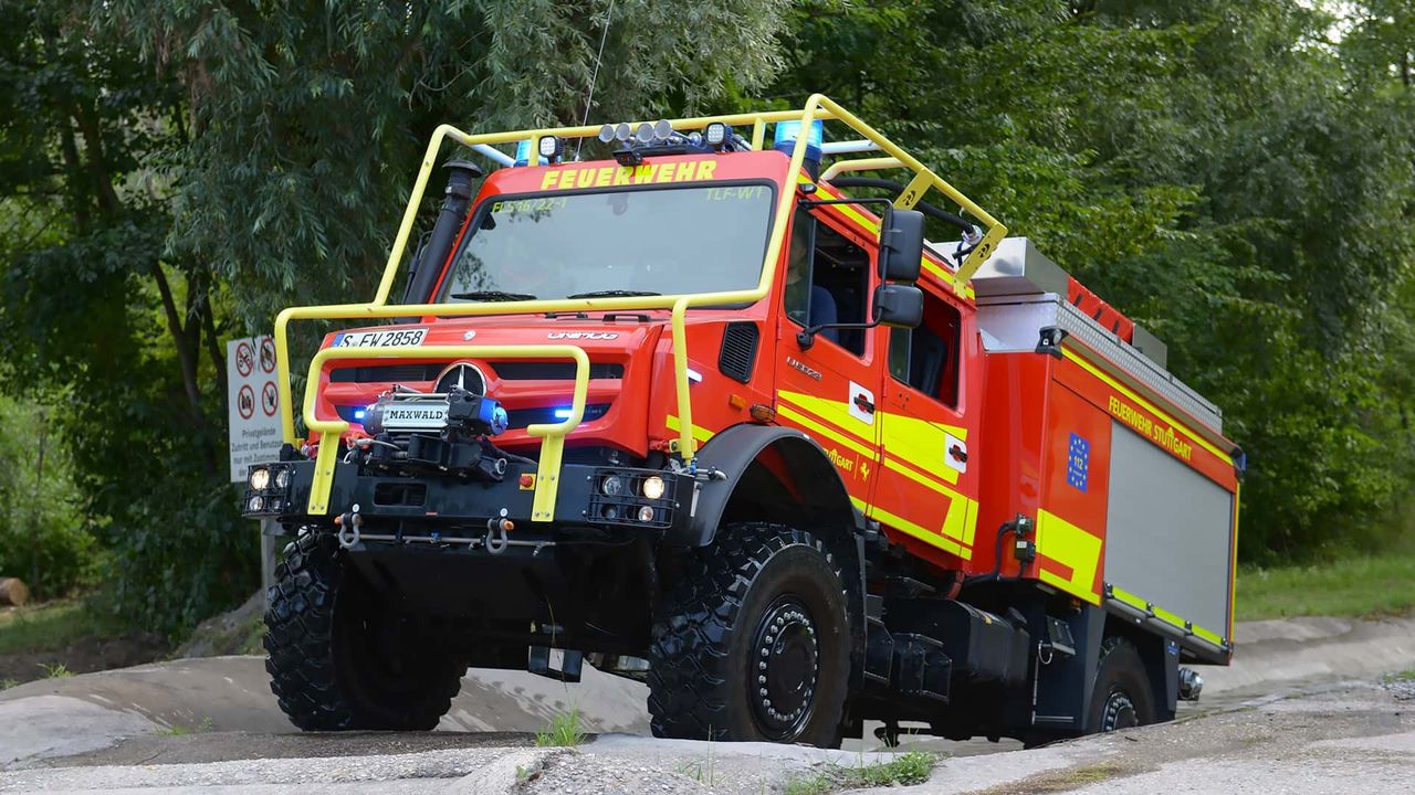 Mercedes Unimog w roli wozu strażackiego