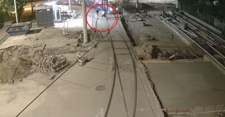 Chwila grozy we Wrocławiu. Wepchnął motorniczego pod tramwaj