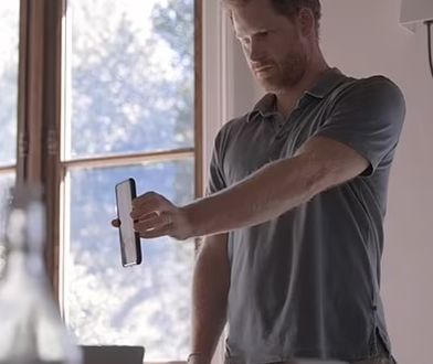 Harry dostał SMS od Williama. Później złapał się za głowę