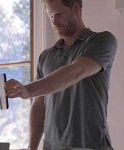 Harry dostał SMS od Williama. Później złapał się za głowę