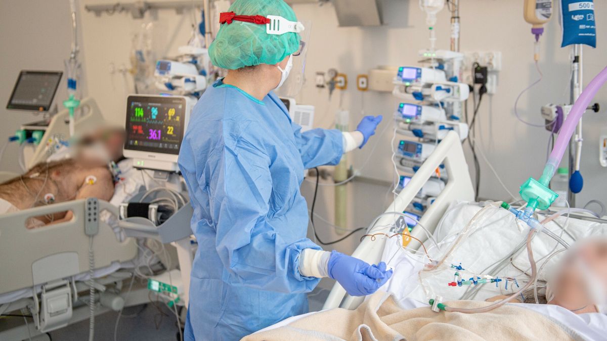 Szpital zaka?ny w Gda?sku podczas 4 falii pandemii
Fot. Piotr Hukalo/East News Gdansk, 28.12.2021. Wizyta w Pomorskim Centrum Chorob Zakaznyvch i Gruzlicy w Gdansku podczas 4 fali pandemii koronawirusa.
Piotr Hukalo