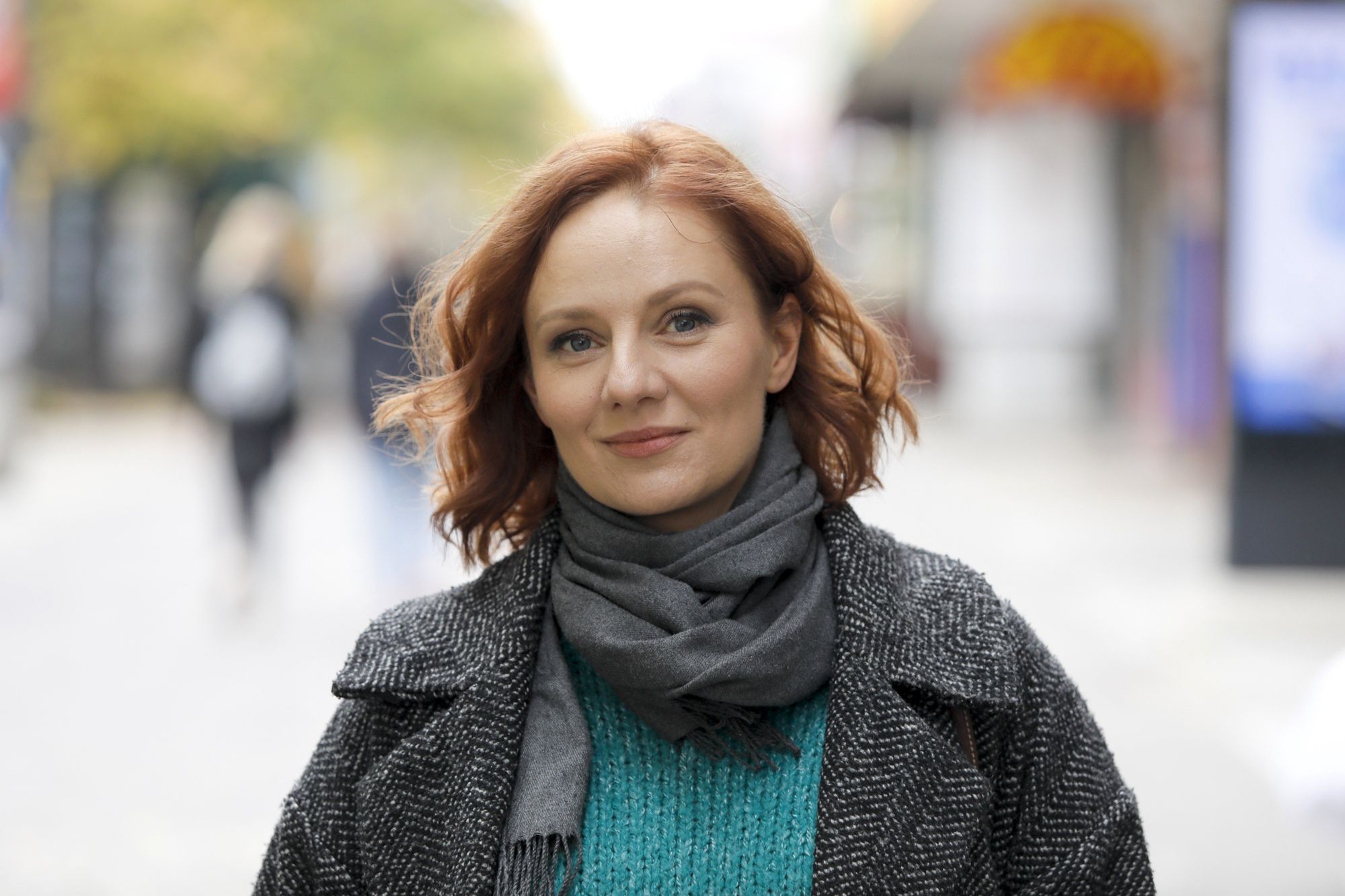 Ewelina Flinta pozuje przed studiem "Dzień Dobry TVN"