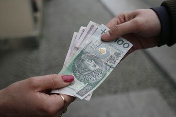 Sekretarz starostwa w Łomży zatrzymana. Osiem zarzutów, w tym fałszowanie dokumentów