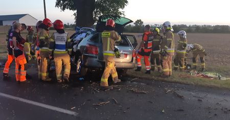 Auto roztrzaskało się na drzewie. Nie żyją dwie młode osoby
