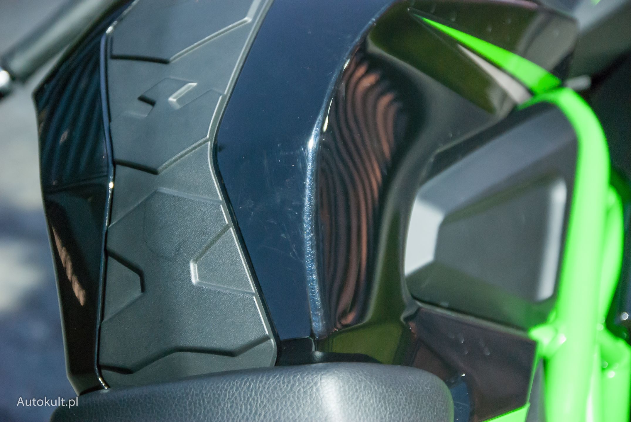 Niską jakość plastików widać np. przy zbiorniku paliwa. Motocykl przejechał dopiero 500 km