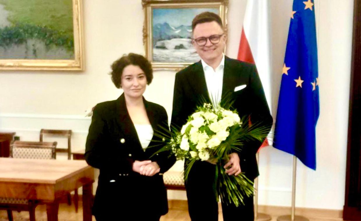 Żukowska przeprosiła Hołownię. Wręczyła mu kwiaty