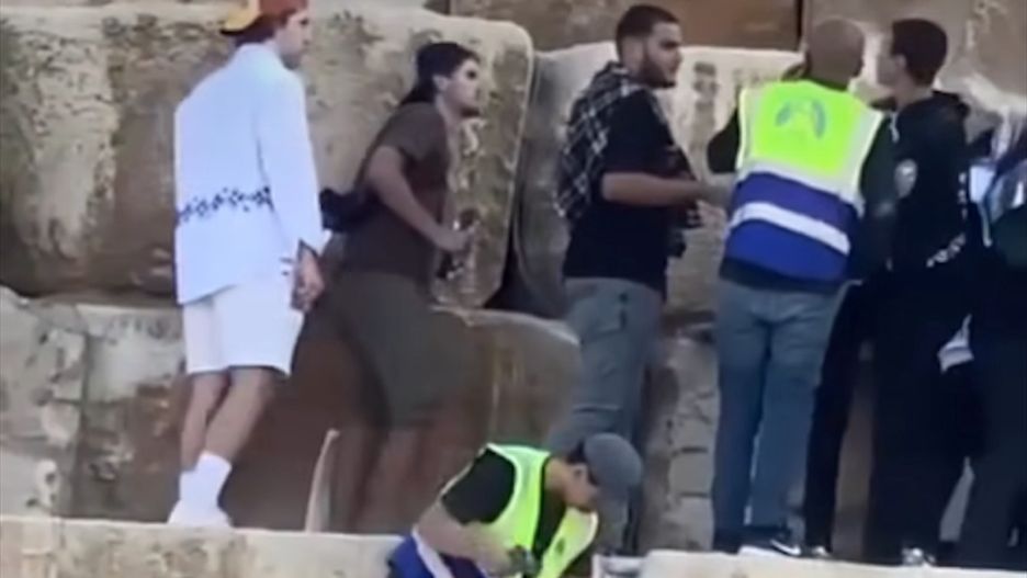 Robotnicy skuwali bloki na oczach turystów