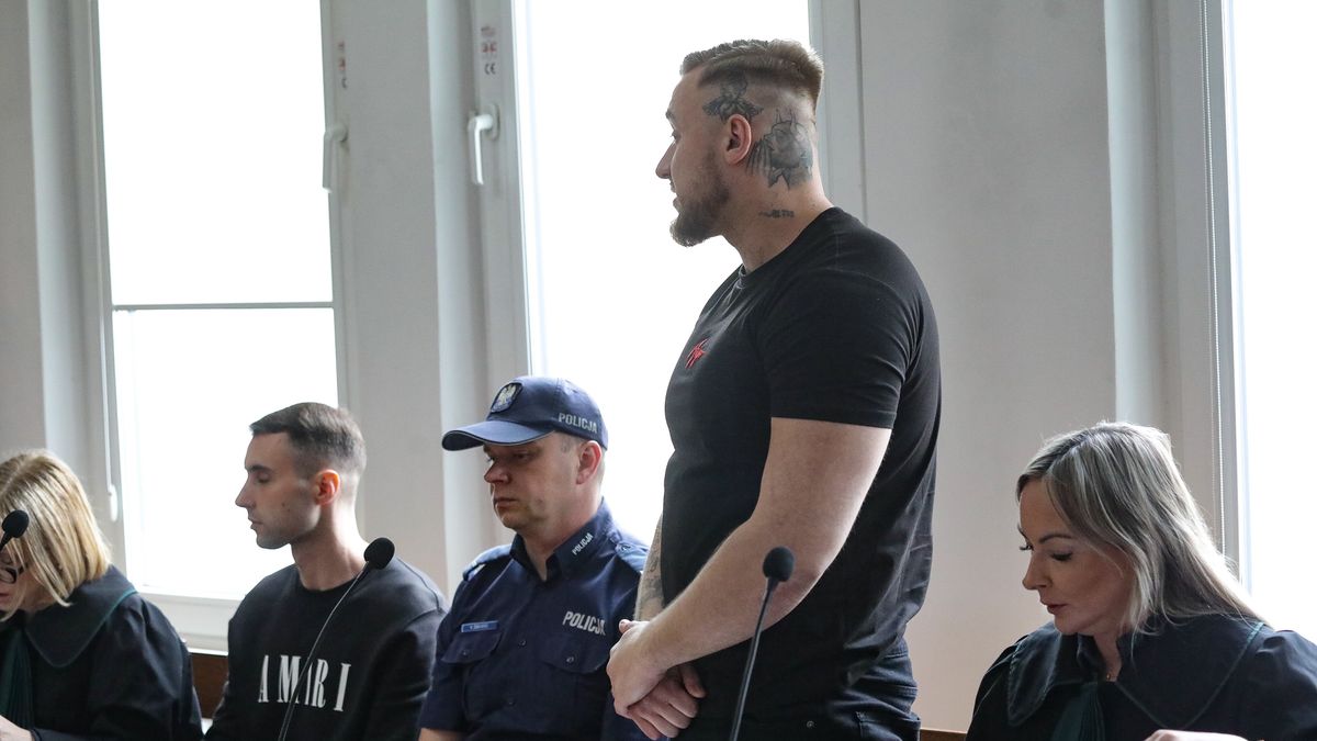 Warszawa, 17.06.2025. Oskarżoeni Łukasz Żak (2P) i Maciej Osiński (2L) oraz obrońca, mec. Izabela Ławińska (P) na sali rozpraw Sądu Rejonowego dla Warszawy-Śródmieścia, 17 bm. Rozpoczął się proces Łukasza Żaka oskarżonego o spowodowanie śmiertelnego wypadku na Trasie Łazienkowskiej we wrześniu 2024 r. Uczestniczyli w nim kierujący volkswagenem arteonem Łukasz Żak, a także jadąca fordem focusem czteroosobowa rodzina. W wyniku zderzenia zginął 37-letni pasażer forda Rafał P. Do szpitala trafiły trzy osoby z tego auta: 37-letnia kierująca samochodem żona zmarłego mężczyzny i ich dzieci w wieku czterech i ośmiu lat, a także kobieta ? Paulina K., która podróżowała volkswagenem. Tuż przed wypadkiem auto Łukasza Żaka pędziło 226 km/h w terenie, gdzie dopuszczalna prędkość wynosi do 80 km/h; wg biegłych kierujący był pijany, a swoją jazdę nagrywał trzymanym w ręku telefonem komórkowym. W tej sprawie Prokuratura postawiła też zarzuty nieudzielenia pomocy i poplecznictwa 5 innym mężczyznom, a jednemu ? poplecznictwa. (jm) PAP/Tomasz Gzell *** UWAGA!!! SĄD ZGODZIŁ SIĘ NA PODAWANIE DANYCH I UTRWALANIE WIZERUNKU ŁUKASZA ŻAKA I PIĘCIU Z SZEŚCIU POZOSTAŁYCH OSKARŻONYCH! ***