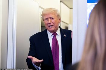 Pomaga Trumpowi we wspieraniu prawicy w Europie. Ma 27 lat