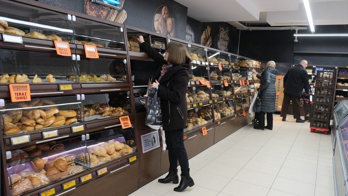 Klienci robiący zakupy w Biedronce