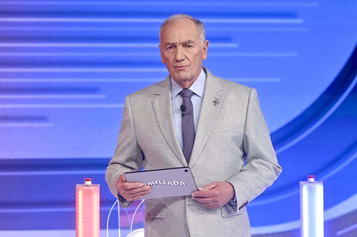 Karol Strasburger prowadzi Familiadę.