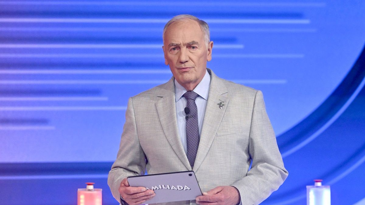 Karol Strasburger prowadzi Familiadę.