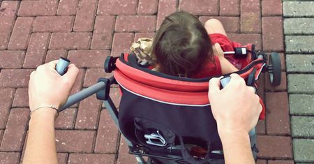 Zwróciła uwagę agresywnej kobiecie z dzieckiem. Dostała od niej pięścią w głowę