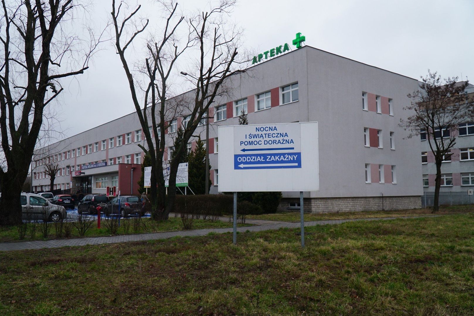 Apteka w szpitalu im. J. Strusia w Poznaniu działała do początku pandemii COVID-19. Od 2023 roku nowa najemczyni stara się o jej ponowne otwarcie.