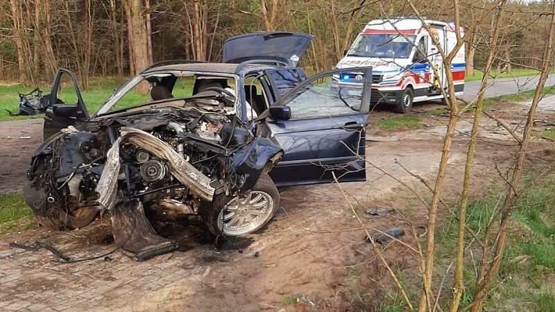 20-latek na prostym odcinku drogi wjechał w drzewo w m. Dyle