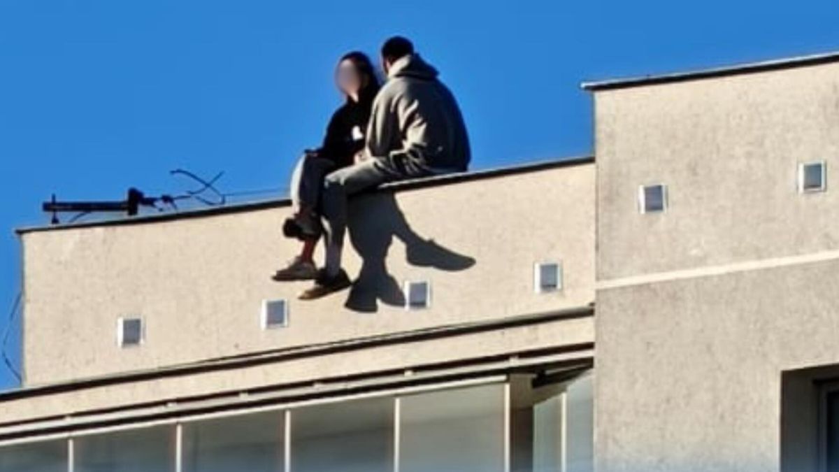 Zakochani na dachu budynku.