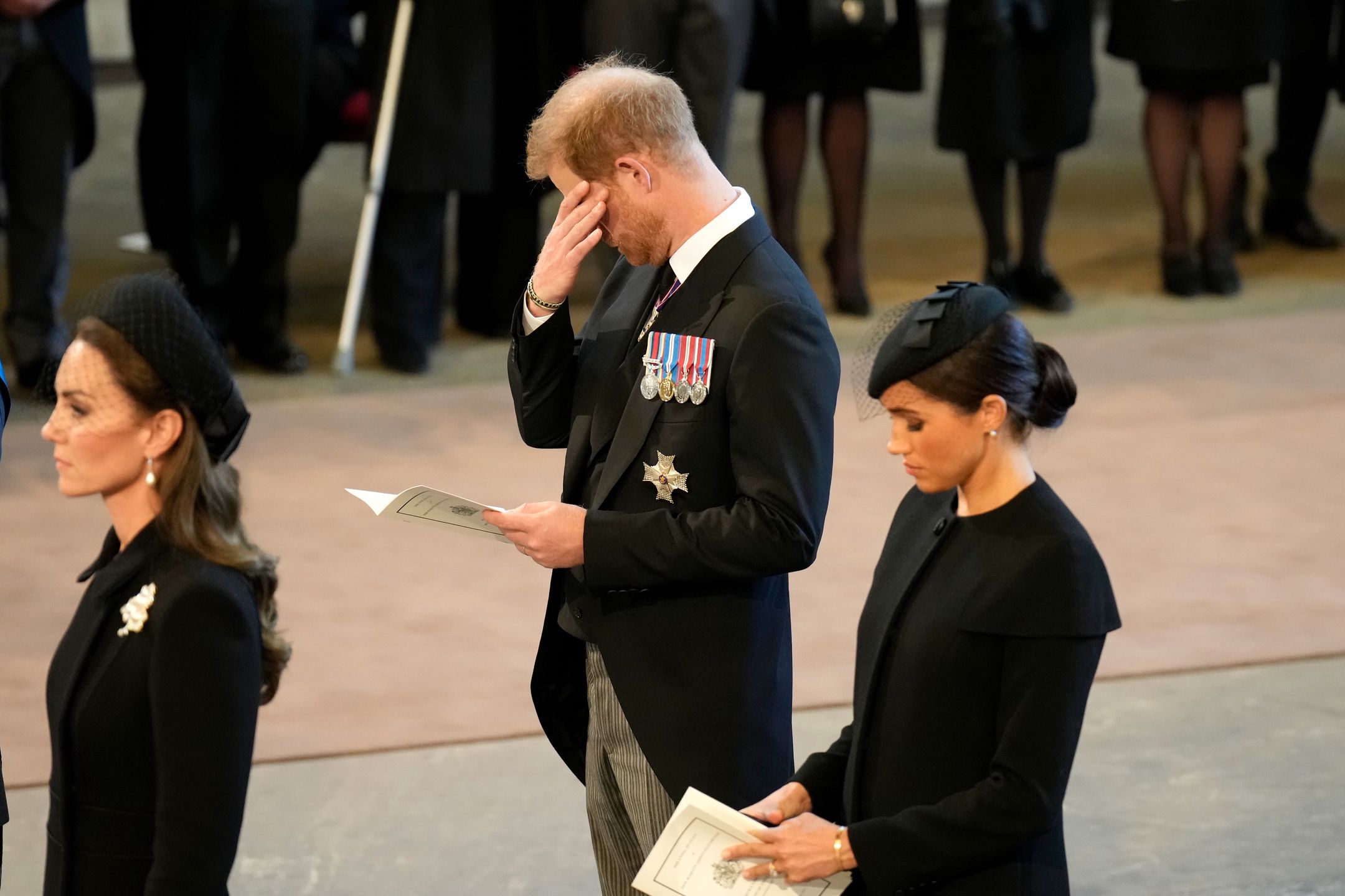 Internauci utrzymują, że Meghan "jako jedyna płakała po królowej", a ekspertka analizuje jej mowę ciała