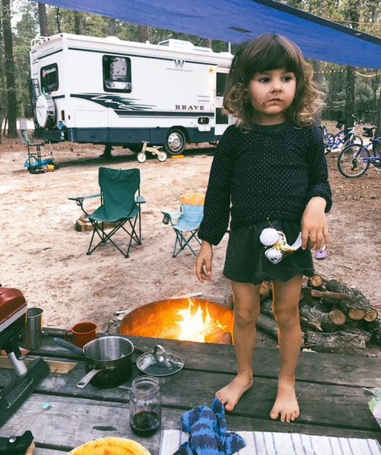 Rodzina podróżuje z niespełna sześcioletnią córką 