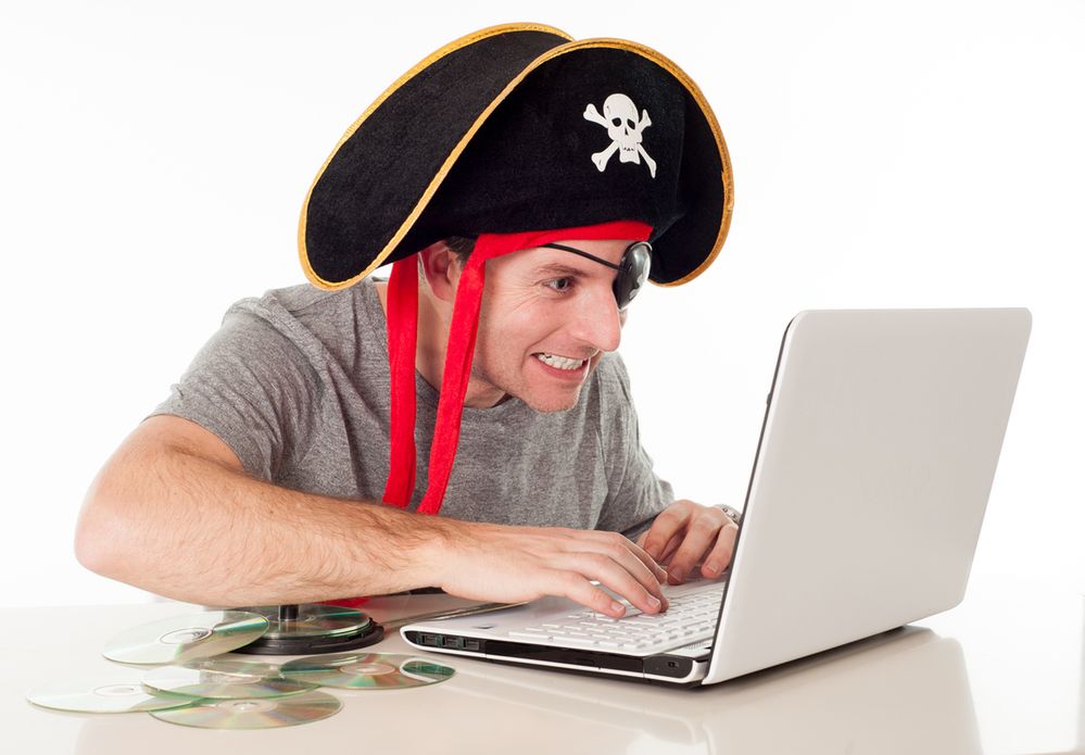 Zdjęcie faceta przebranego za pirata pochodzi z serwisu Shutterstock