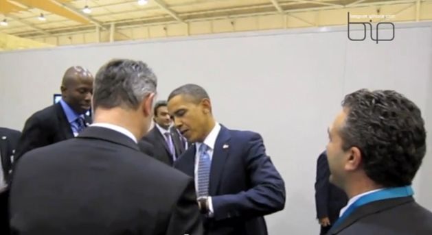 Obama po raz kolejny podpisał się na iPadzie [wideo]
