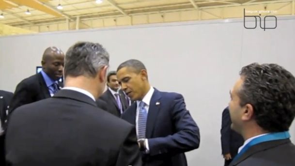 Obama po raz kolejny podpisał się na iPadzie [wideo] 1