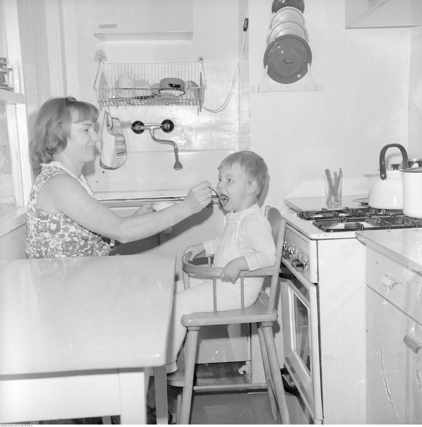 Karmienie dziecka w kuchni w latach 70.