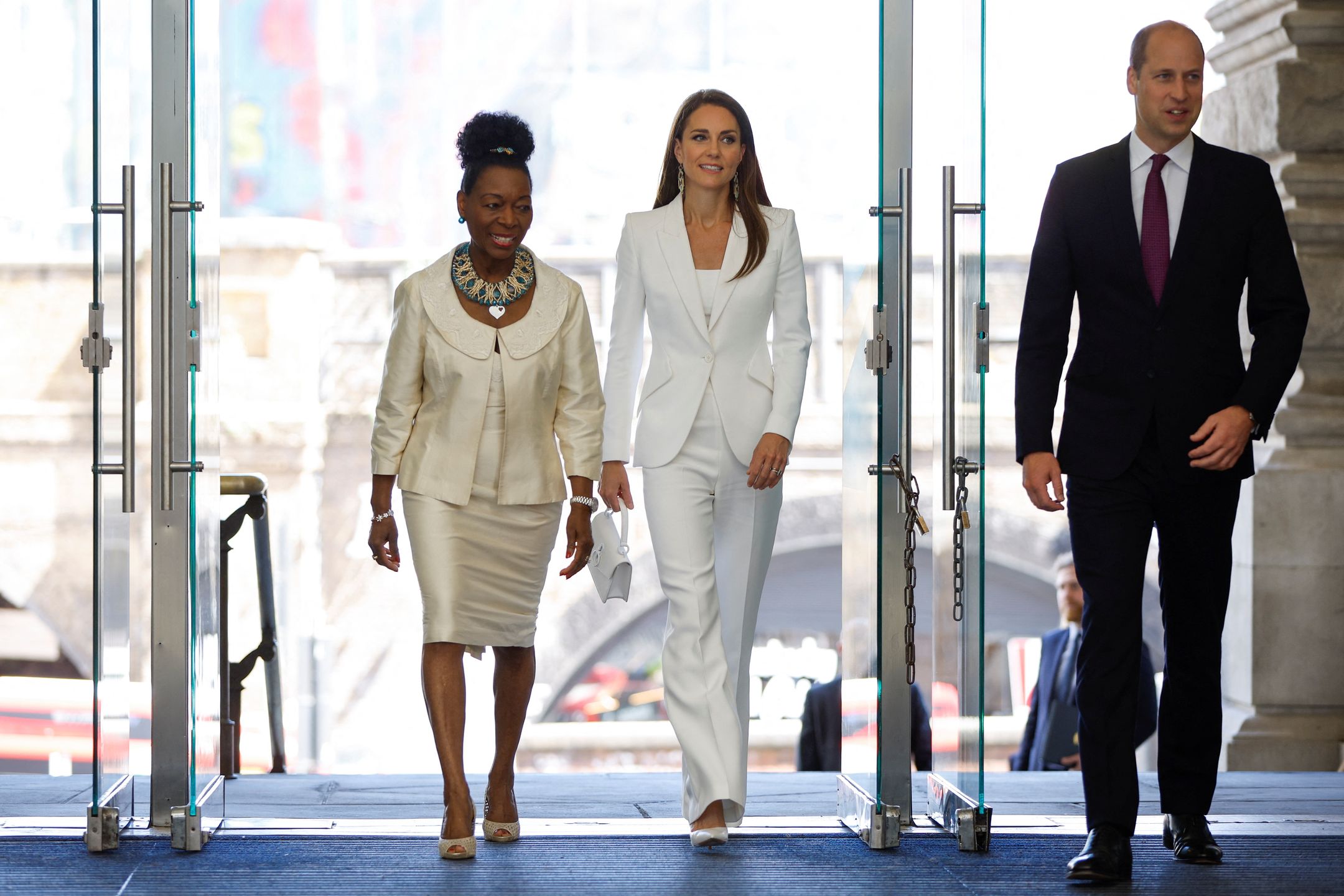 Kate Middleton zadaje szyku w białym garniturze