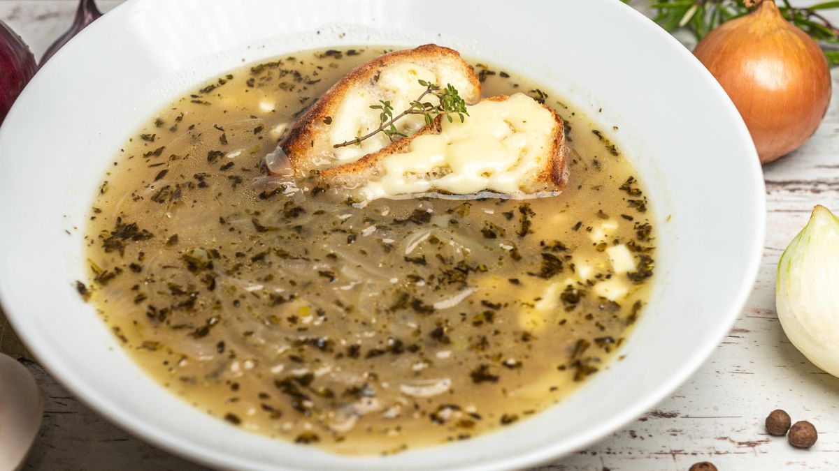 Zupa cebulowa jest tania i szybka