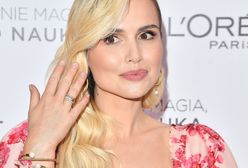 Sukienka robi wrażenie. Ale wszyscy i tak patrzyli na jej włosy